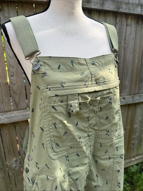 🌿🍃 Duluth Heirloom Short Overalls – Light Olive Fern Print – XXL 🍃🌿